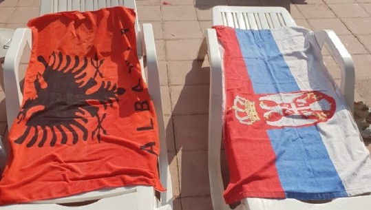 Foto/ Gazetari i njohur bën bashkë flamurin shqiptar me atë serb në mes të Beogradit