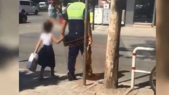 E vetme dhe duke qarë, efektivi i rrugores në Tiranë çon vajzën e humbur pranë nënës (VIDEO)