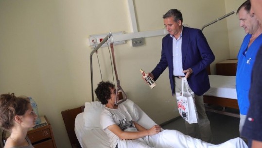 Turisti polak theu këmbën, Klosi i bën dhuratën e veçantë në spital (FOTO+VIDEO)