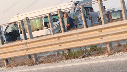 Benz-i përplas furgonin në autostradën Vlorë-Fier/ Plagosen tre persona, mes tyre dhe një fëmijë (FOTO+VIDEO)