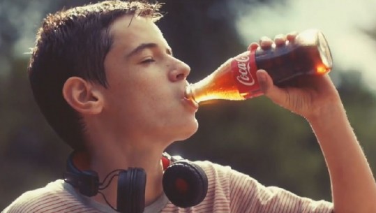 Merr fund dilema...ky është truku në reklamat e Coca-Colës që askush s'e kishte kuptuar deri tani 