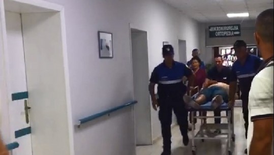 Një person mbërrin i mbuluar nga gjaku në spitalin e Fierit