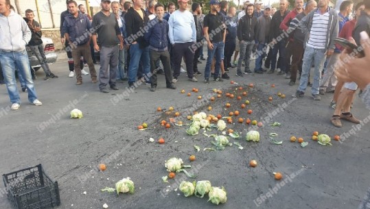 Fermerët bllokojnë rrugën në unazën e Korçës: S'na lënë të shesim! Bashkia: Pajisuni me Nipt (VIDEO)
