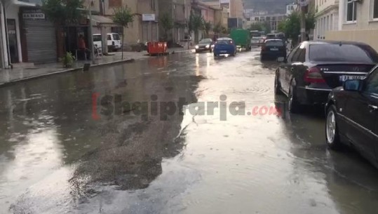 Reshjet e shiut përmbytin pusetat në Berat, uji vërshon nëpër rrugë e krijon trafik të rënduar