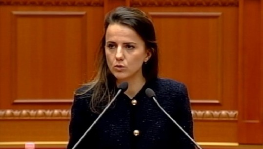 Rudina Hajdari reagon për 'lapsusin' në parlament, nuk i kursen ironitë për Bashën dhe Kryemadhin