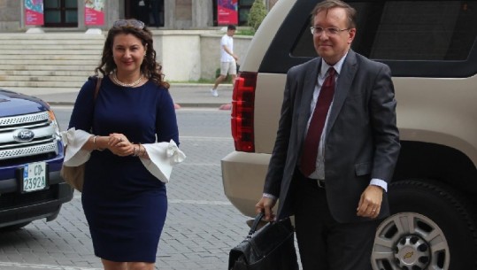 Zyrtari i DASH dhe ambasadorja e SHBA priten në takim nga Gramoz Ruçi