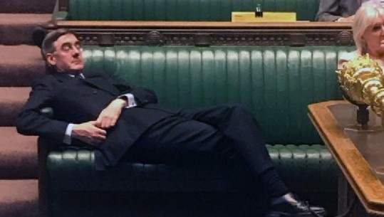 Brexit, drejtuesi i Dhomës së Komunave 'i shtrirë' në Parlament gjatë debatit, fotografia bëhet virale