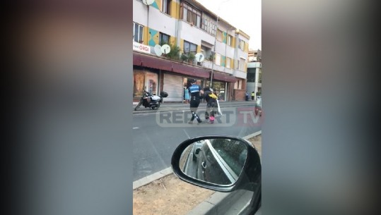 Ndodh në Tiranë/ Efektivja e policisë bën gjestin human, ndalet në rrugë dhe ndihmon të moshuarën (VIDEO)