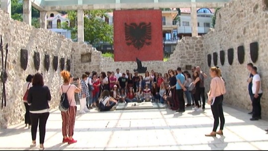 Rreth 5 mijë turistë u 'dyndën' tek varri i Skënderbeut në Lezhë gjatë muajve të verës (VIDEO)