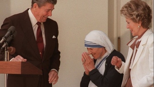 SHBA përkujton Nënë Terezën me foton krah presidentit Ronald Reagan 