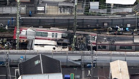 Japoni, treni kapërcen mbi kamion në Yokohama, dhjetëra të lënduar (FOTO)