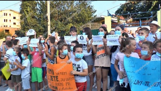 Laprakë/ 'Na lini të jetojmë...', prindër e fëmijë me maska në hundë protestojnë kundër fabrikës së tullave (VIDEO)
