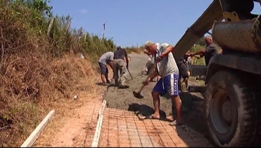Banorët që ndërtuan rrugën me lekët e tyre: Kishim gomarin makinë! Ata që s'kishin kafshë i ngarkonin në 'kurriz' (VIDEO)