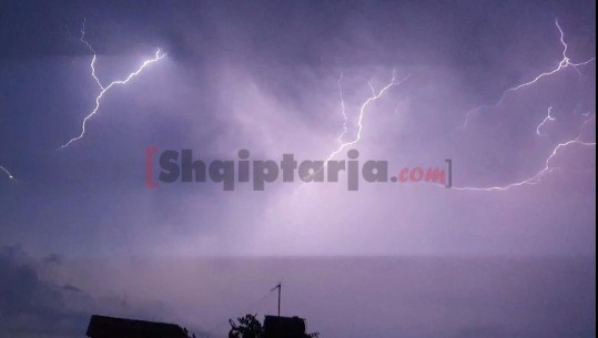Stuhi rrufesh në Tiranë, nata 'bëhet' ditë për pak momente/VIDEO