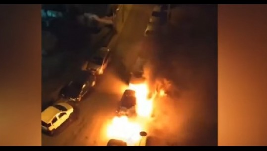 Tiranë, i vendoset zjarri 'Benz'-it të ish-kreut të PD-së Vlorë, në flakë edhe dy makina të tjera (VIDEO)
