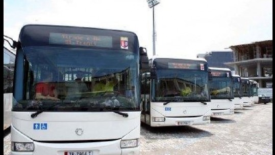 Tiranë/ Autobusi përplas dy këmbësore, shoqërohet në polici shoferi