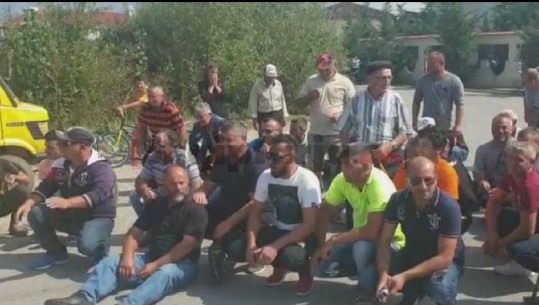 Prej tre javësh pa ujë/ Banorët në Orman e Rembec bllokojnë rrugën, kryebashkiaku: Duhet të ndërhyjë qeveria (VIDEO)