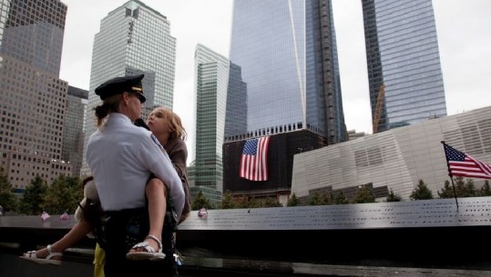 18 vjet nga sulmi i Kullave Binjake, amerikanët kujtojnë ngjarjen që tronditi New York-un (VIDEO)