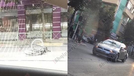 Makina përplas rëndë drejtuesin e biçikletës në mes të Tiranës (VIDEO)