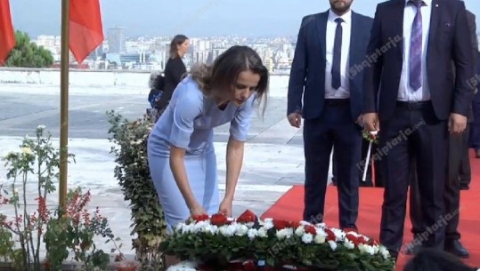 Nisin homazhet tek varri i Azem Hajdarit/ E bija, Rudina Hajdari vendos e para kurorën e luleve (VIDEO)
