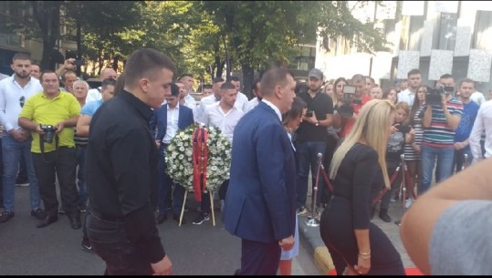 Familjarët vendosin kurora me lule tek memoriali i Azem Hajdarit (VIDEO)