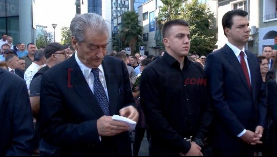 Homazhet tek memoriali i Azem Hajdarit/ Përlotet ish-lideri i PD, Sali Berisha (VIDEO)