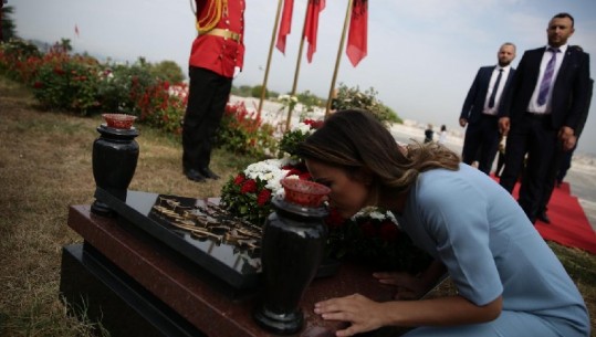 Tre ceremoni për 21-vjetorin e vrasjes së Azem Hajdarit, Rudina lule tek varri i të atit, shtrëngon duart me Bashën, Meta: Pluralizëm me çdo çmim