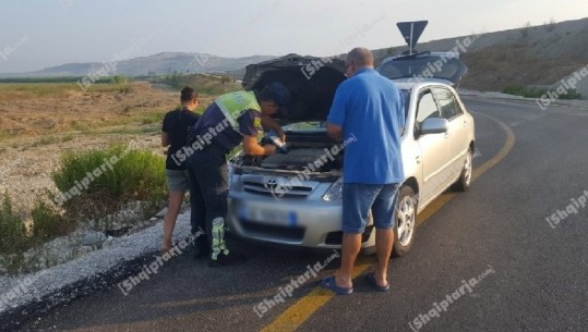 Gjesti human i policisë/ Makina e turistëve italianë prishet në rrugë, patrulla shkon blen vajin dhe i ndihmon (FOTO)