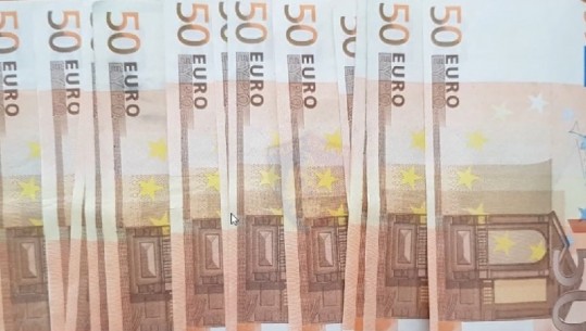 Gjenden 750 euro false të fshehura në një biznes në Vlorë, arrestohet 30-vjeçari (VIDEO)