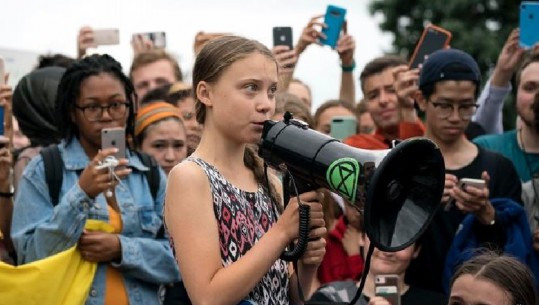 Greta Thunberg, me megafon përpara Shtëpisë së Bardhë, bën thirrje për të vazhduar luftën