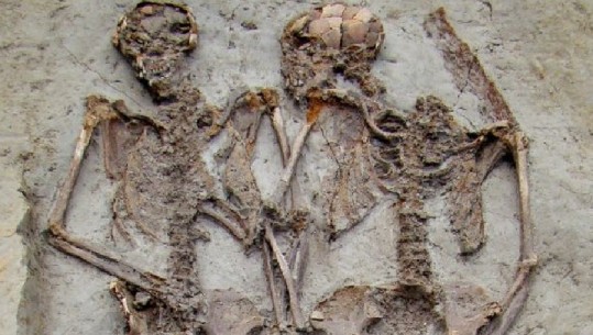 Zbulohet e vërteta e skeleteve të gjetur duarlidhur në Itali