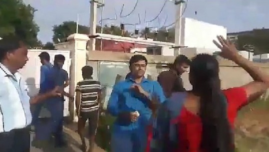 Indi, burri rrihet nga dy gratë e tij për këtë arsye të çuditshme (VIDEO)