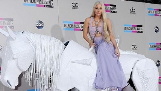 Lady Gaga befason përsëri, kalon mbi skenë me kalë
