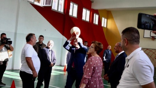 Viti i ri shkollor/ Kryetari i Kuvendit Ruçi, në shkollën 'Petro Sota' në Fier: Nderime mësuesve
