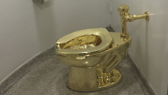 Angli, vidhet 'Amerika' e Maurizio Cattelan, tualeti prej ari me vlerë një milion paund