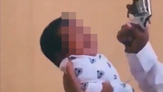 Pamje të rënda/ Vëllai qëllon në ajër me foshnjën në dorë e armën ia fut në gojë (VIDEO)