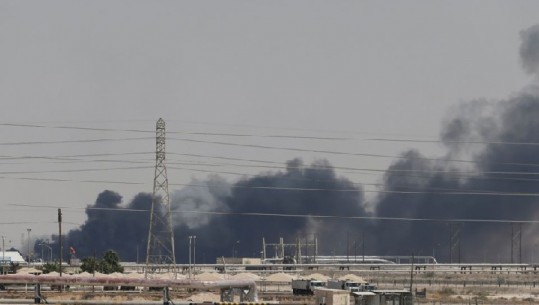 Tronditen bursat pas sulmeve në rafineritë saudite të naftës