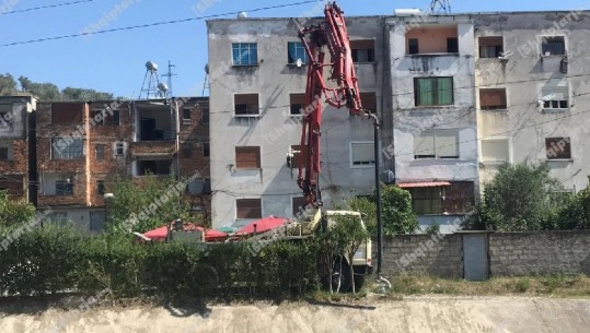 Elbasan/ Dy punëtorë bien në kontakt me energjinë elektrike, ndërpriten punimet në përroin e Zaranikës (VIDEO)