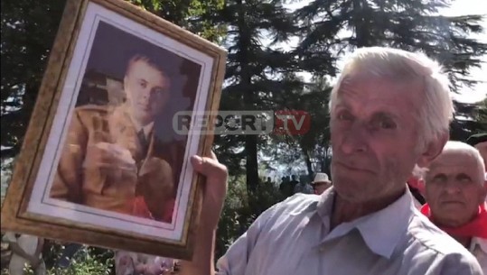 Me foton e Enver Hoxhës! Zyrtari i Bashkisë Gjirokastër: E dua më shumë se ty, po ik së më prish punë! Reagon Golemi: Jo luftë klasash (VD)
