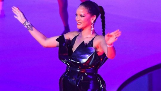 Rihanna zbulon koleksionin e veshjeve, tepër 'të guximshme' (FOTO)
