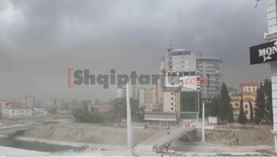 Moti i keq bën 'kërdi', Cikloni godet qytetin e Fierit (VIDEO)