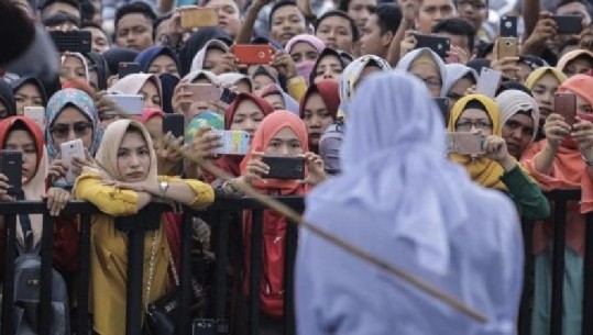 Indonezi, burg dhe gjobitje për çdo marrëdhënie seksuale jashtë martesës