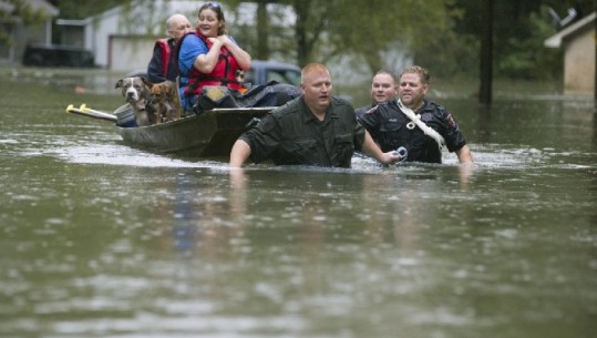 SHBA, Shira të rrëmbyeshëm në Teksas, zhytet në ujë Houston, pesë viktima 