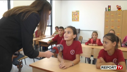 Report Tv në një orë mësimi te 'Servete Maçi', fëmijët rrëfejnë emocionet e ditës së parë të shkollës /Video