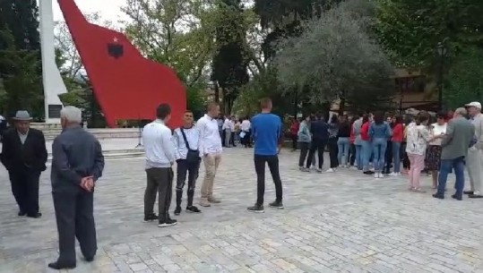 'Yllin Bolshevik në flamurin shqiptar...' avokati padit Bashkinë, Prefekturën e Këshillin Bashkiak të Beratit (VIDEO)