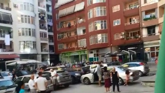 Po nxitonte për t'i shpëtuar tërmetit, një grua në Tiranë pëson dëmtime të rënda! Dërgohet me urgjencë në spital