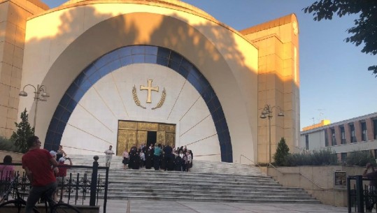 Besimtarët mblidhen jashtë Kishës Ortodokse në Tiranë