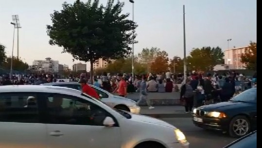 Vazhdon paniku në Durrës/ Banorët 'shpërngulen' në rrugë (VIDEO)