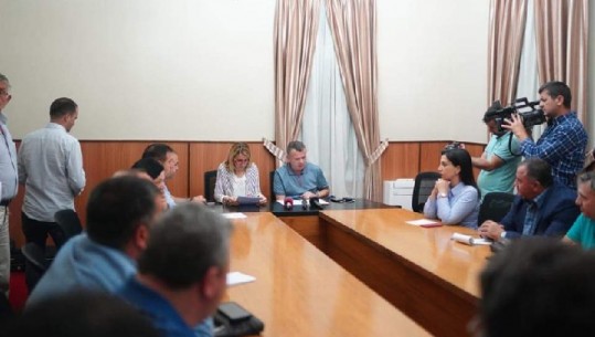 Mblidhet Shtabi i Emergjencës në Elbasani, Balla: Fatmirësisht nuk raportohet asnjë qytetar i qarkut Elbasan i lënduar