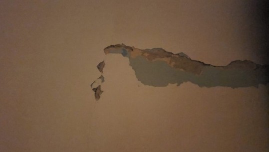 Dëmet e shkaktuara nga tërmeti në disa banesa në Tiranë, çahen muret e shtëpisë